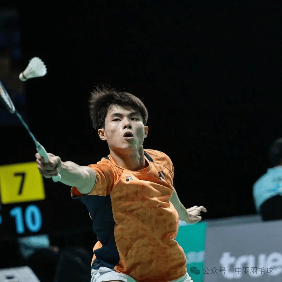 泰国运动员在羽毛球比赛中获奖